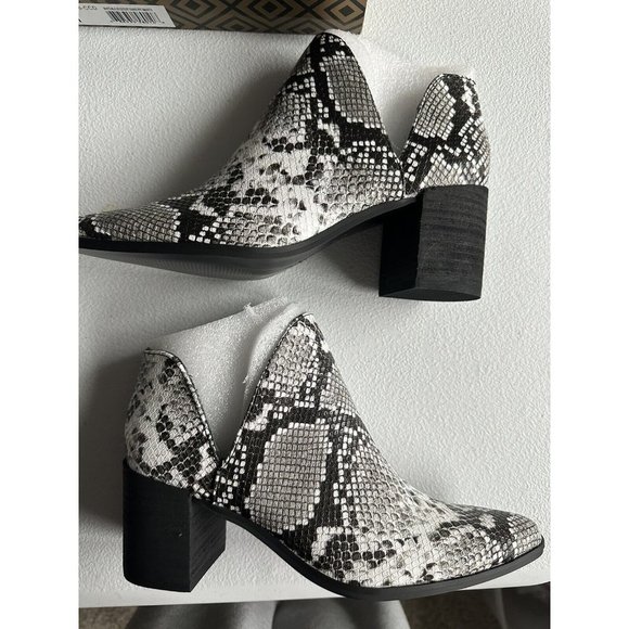 CHARLES BY CHARLES DAVID UsualBlack White Desert Snake Block Heel Boots Size 5